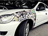 Carro com stickers bomb